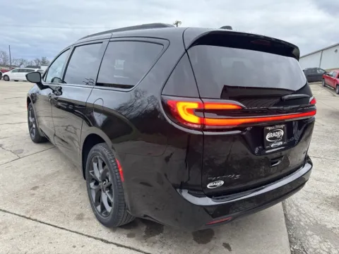 More photos of 2026 Chrysler Pacifica Select at Braden Chrysler Dodge Jeep Ram, OH