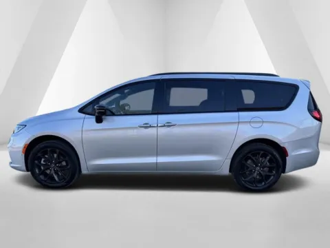 More photos of 2026 Chrysler Pacifica Select at Braden Chrysler Dodge Jeep Ram, OH