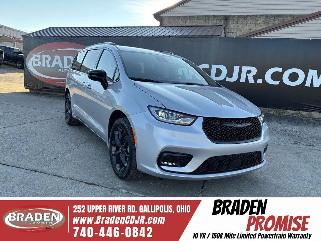 2026 Chrysler Pacifica Select's photo