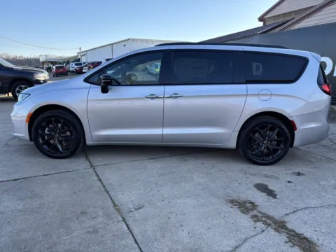 More photos of 2026 Chrysler Pacifica Select at Braden Chrysler Dodge Jeep Ram, OH