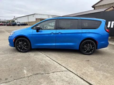 More photos of 2026 Chrysler Pacifica Select at Braden Chrysler Dodge Jeep Ram, OH