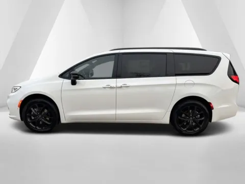 More photos of 2026 Chrysler Pacifica Select at Braden Chrysler Dodge Jeep Ram, OH