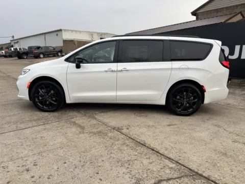 More photos of 2026 Chrysler Pacifica Select at Braden Chrysler Dodge Jeep Ram, OH