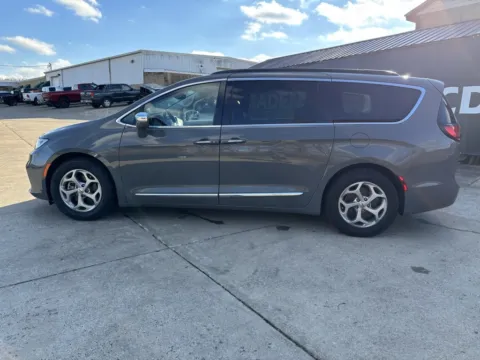 More photos of 2022 Chrysler Pacifica Limited at Braden Chrysler Dodge Jeep Ram, OH