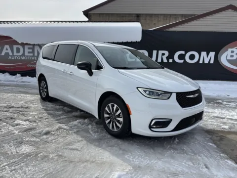 White 2024 Chrysler Pacifica Hybrid Select for sale in Gallipolis, OH