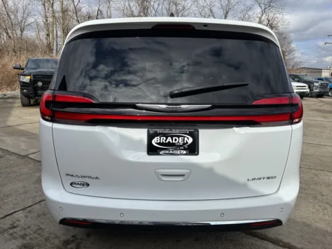 More photos of 2024 Chrysler Pacifica Limited at Braden Chrysler Dodge Jeep Ram, OH