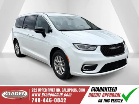 White 2024 Chrysler Pacifica Touring L for sale in Gallipolis, OH