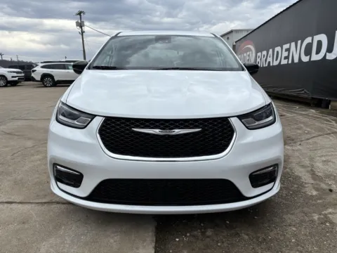 Photos of 2024 Chrysler Pacifica Touring L for sale in Gallipolis, OH at Braden Chrysler Dodge Jeep Ram