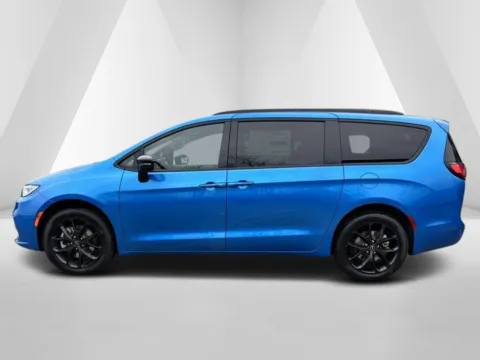 More photos of 2026 Chrysler Pacifica Select at Braden Chrysler Dodge Jeep Ram, OH