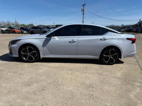 More photos of 2023 Nissan Altima 2.5 SR at Braden Chrysler Dodge Jeep Ram, OH