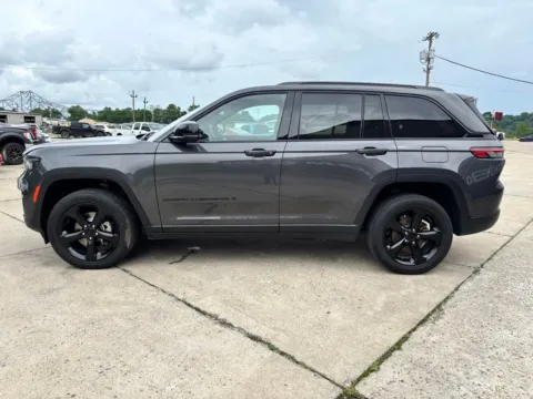 More photos of 2022 Jeep Grand Cherokee Altitude at Braden Chrysler Dodge Jeep Ram, OH