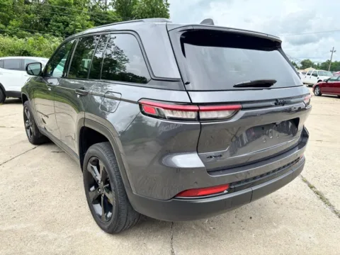 More photos of 2022 Jeep Grand Cherokee Altitude at Braden Chrysler Dodge Jeep Ram, OH