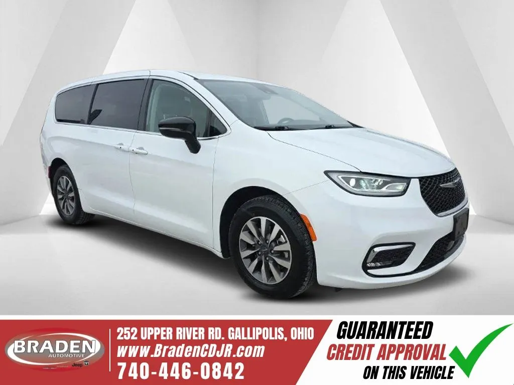 2024 Chrysler Pacifica Hybrid Select PHEV's photo