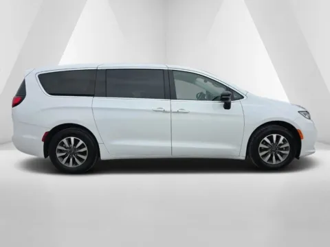 More photos of 2024 Chrysler Pacifica Hybrid Select at Braden Chrysler Dodge Jeep Ram, OH