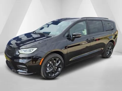 Another view of 2026 Chrysler Pacifica Limited for sale in Gallipolis, OH at Braden Chrysler Dodge Jeep Ram