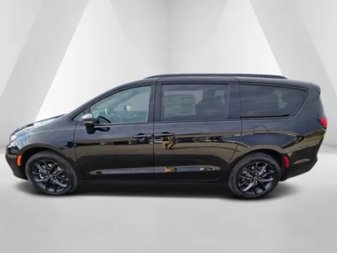 More photos of 2026 Chrysler Pacifica Limited at Braden Chrysler Dodge Jeep Ram, OH