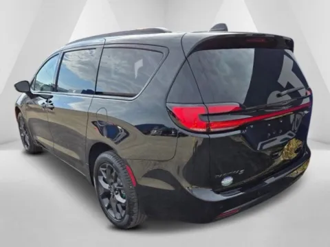 More photos of 2026 Chrysler Pacifica Limited at Braden Chrysler Dodge Jeep Ram, OH