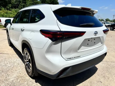 More photos of 2023 Toyota Highlander XLE at Braden Chrysler Dodge Jeep Ram, OH
