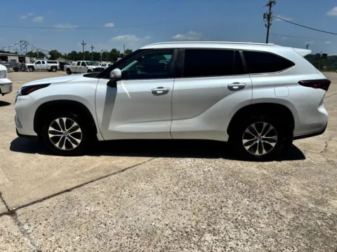 More photos of 2023 Toyota Highlander XLE at Braden Chrysler Dodge Jeep Ram, OH