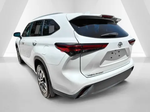 More photos of 2023 Toyota Highlander XLE at Braden Chrysler Dodge Jeep Ram, OH
