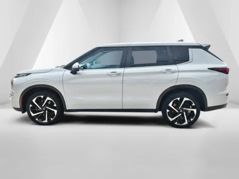 More photos of 2023 Mitsubishi Outlander SE at Braden Chrysler Dodge Jeep Ram, OH