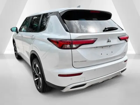 More photos of 2023 Mitsubishi Outlander SE at Braden Chrysler Dodge Jeep Ram, OH