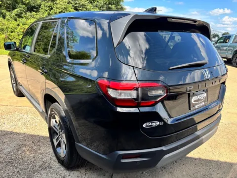 More photos of 2025 Honda Pilot EX-L at Braden Chrysler Dodge Jeep Ram, OH