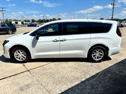 More photos of 2027 Chrysler Pacifica Select at Braden Chrysler Dodge Jeep Ram, OH
