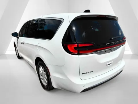 More photos of 2027 Chrysler Pacifica Select at Braden Chrysler Dodge Jeep Ram, OH