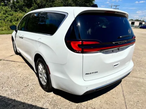 More photos of 2027 Chrysler Pacifica Select at Braden Chrysler Dodge Jeep Ram, OH