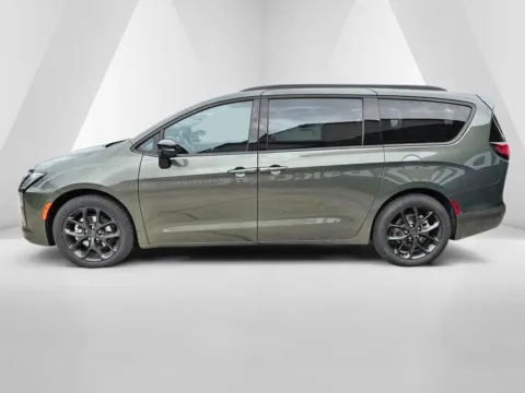 More photos of 2027 Chrysler Pacifica Limited at Braden Chrysler Dodge Jeep Ram, OH