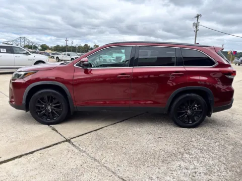 More photos of 2019 Toyota Highlander SE at Braden Chrysler Dodge Jeep Ram, OH
