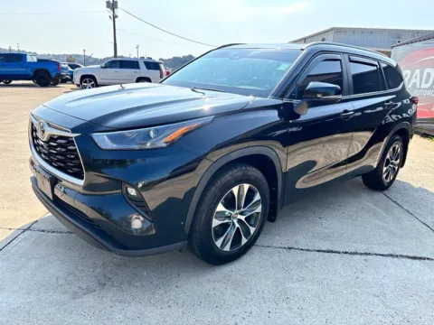 Another view of 2023 Toyota Highlander XLE for sale in Gallipolis, OH at Braden Chrysler Dodge Jeep Ram