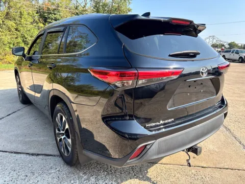 More photos of 2023 Toyota Highlander XLE at Braden Chrysler Dodge Jeep Ram, OH