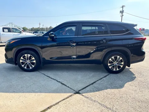 More photos of 2023 Toyota Highlander XLE at Braden Chrysler Dodge Jeep Ram, OH