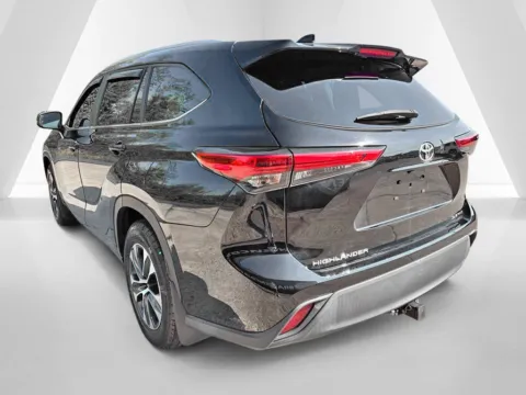 More photos of 2023 Toyota Highlander XLE at Braden Chrysler Dodge Jeep Ram, OH