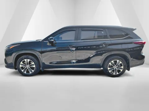 More photos of 2023 Toyota Highlander XLE at Braden Chrysler Dodge Jeep Ram, OH