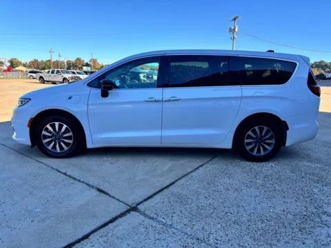 More photos of 2024 Chrysler Pacifica Hybrid Select at Braden Chrysler Dodge Jeep Ram, OH
