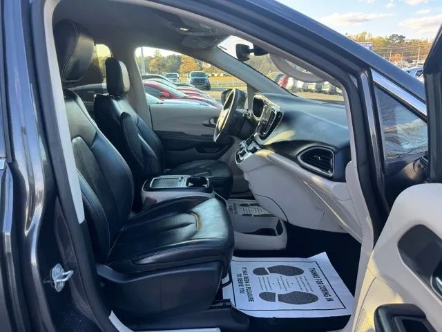 2022 Chrysler Pacifica Touring L - Photo 9