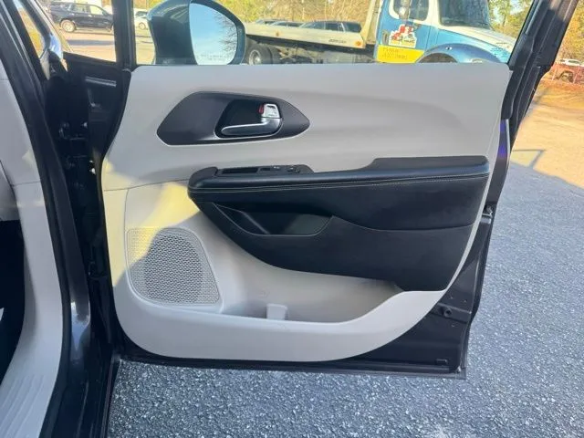 2022 Chrysler Pacifica Touring L - Photo 10