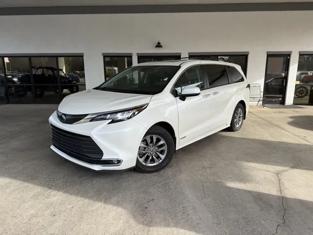 2021 Toyota Sienna XLE's photo