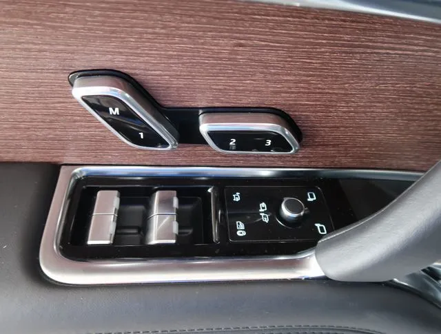 2025 Land Rover Range Rover SE - Photo 16