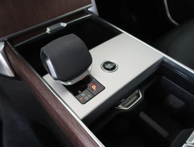 2025 Land Rover Range Rover SE - Photo 29
