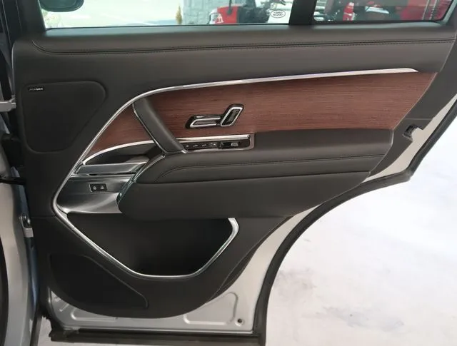 2025 Land Rover Range Rover SE - Photo 39