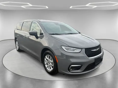 More photos of 2023 Chrysler Pacifica Touring L at Brandon Reeves Auto World, NC
