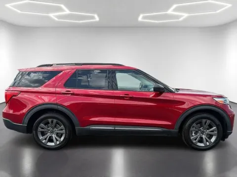 More photos of 2021 Ford Explorer XLT at Brandon Reeves Auto World, NC