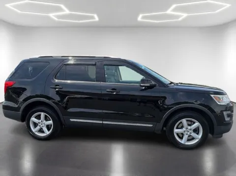 More photos of 2017 Ford Explorer XLT at Brandon Reeves Auto World, NC