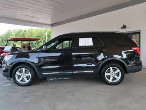 More photos of 2017 Ford Explorer XLT at Brandon Reeves Auto World, NC