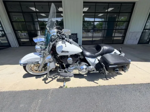 Photos of 2013 HARLEY DAVDISON ROAD KING for sale in Liverpool, OH at Good Wheels