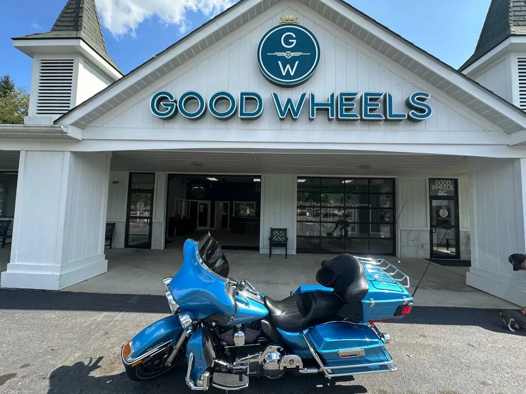 Blue 2011 HARLEY DAVIDSON FLHTCU for sale in Liverpool, OH